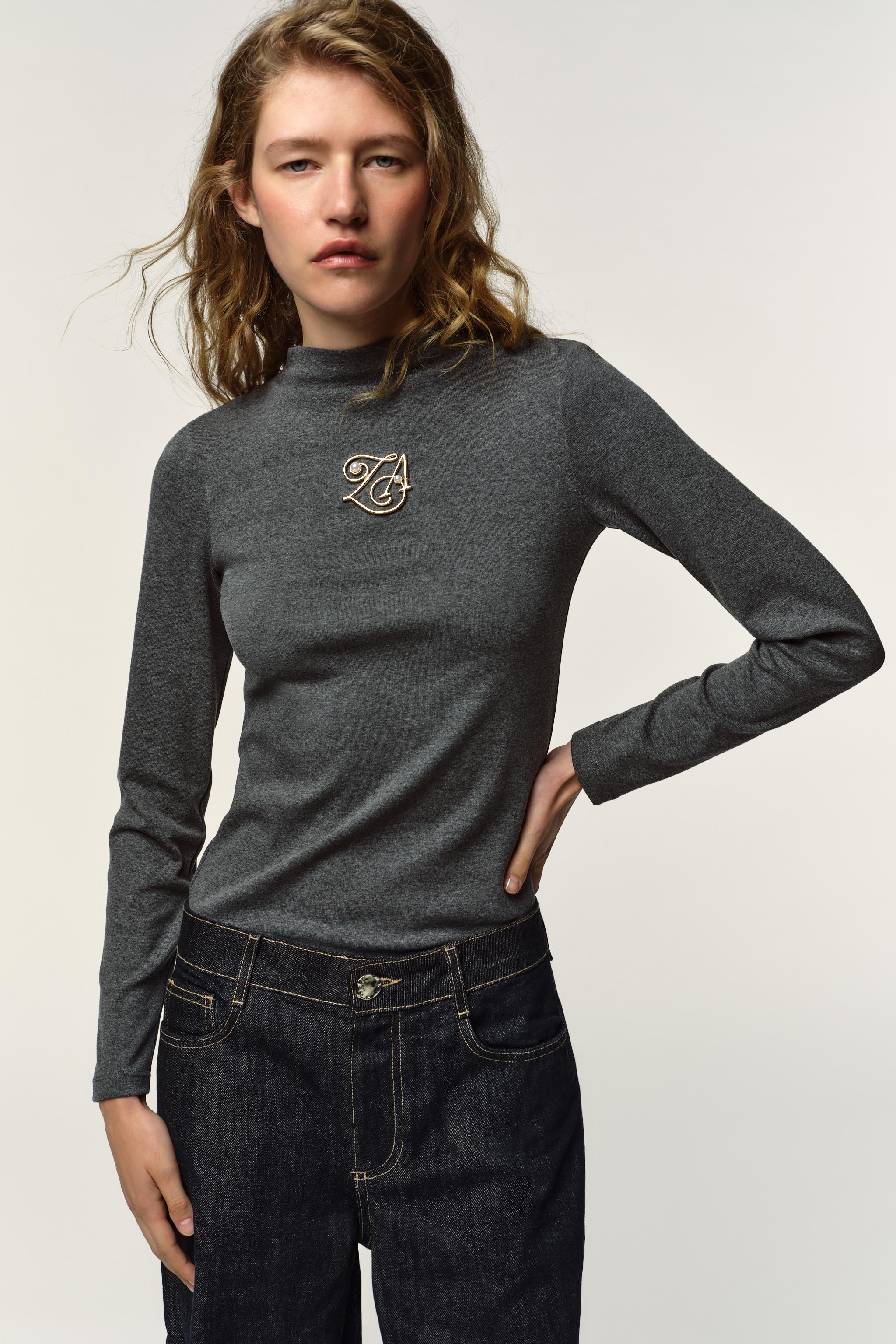 MOCK NECK BROOCH T-SHIRT